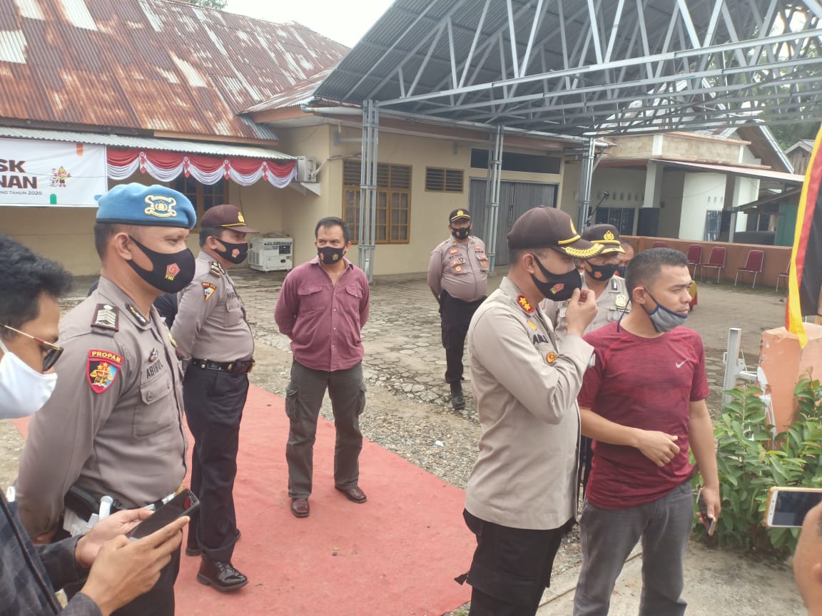 Ketua KPU dan Kapolres Sijunjung, memberikan penjelasan setelah lima paslon bupati dan wakil bupati mendaftar ke KPU